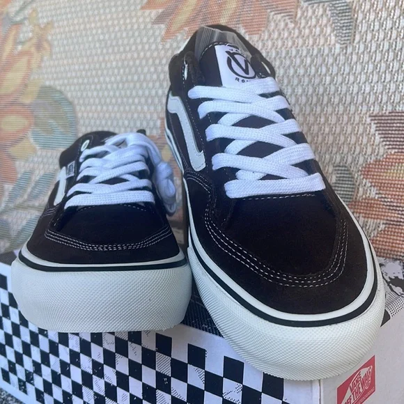 Vans Men’s Rowan
Dark Brown
VN0A5JICDRB
Sneakers - Picture 7 of 16